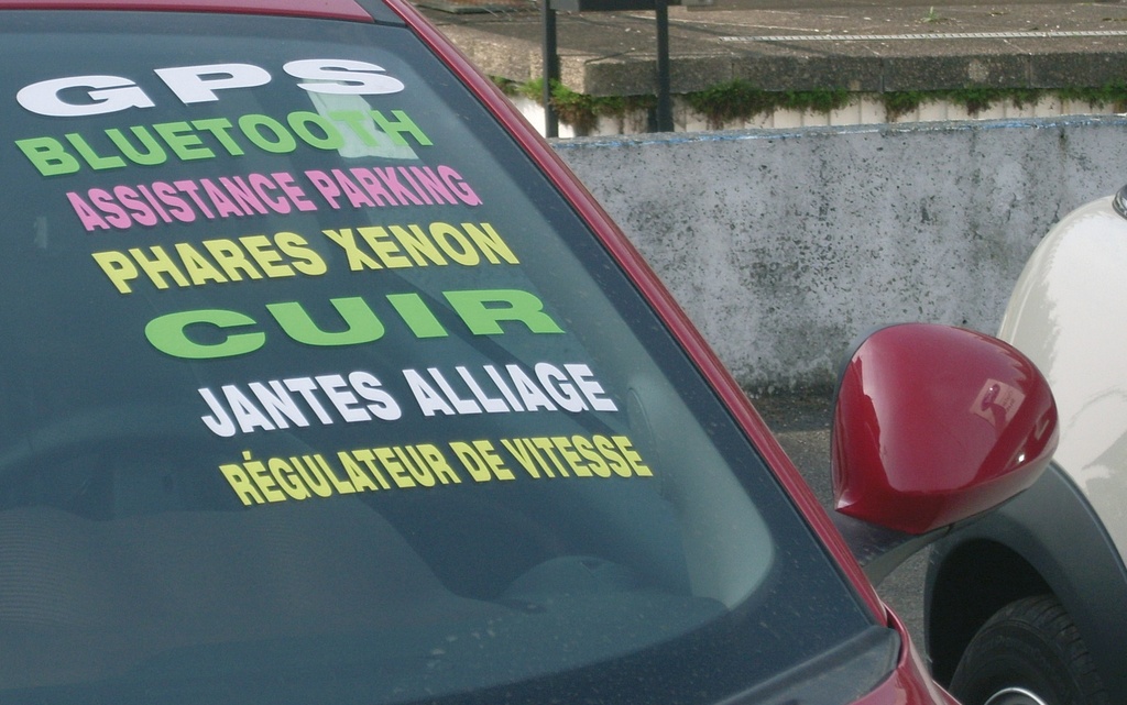Adhésifs découpés pour pare-brise « Texte au choix » x10 – 40 x 5 cm