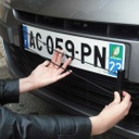 Attache cache-plaques